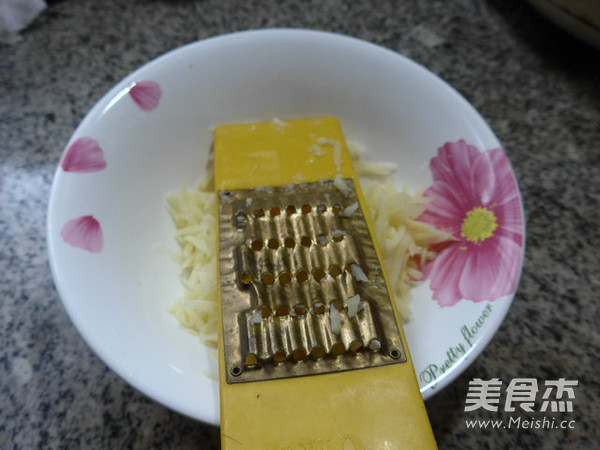 <a href=/shicai/rouqin/JiDan/index.html target=_blank><u>鸡蛋</u></a>泡菜<a href=/shicai/shucai/TuDou/index.html target=_blank><u>土豆</u></a>丝饼的做法