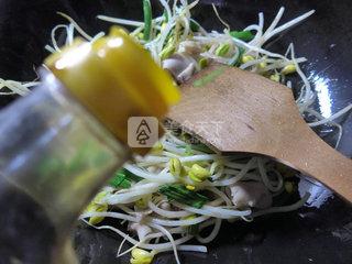 <a href=/shicai/rouqin/E/index.html target=_blank><u>鹅</u></a>肠炒<a href=/shicai/shucai/HuangDouYa/index.html target=_blank><u><a href=/shicai/mimian/HuangDou/index.html target=_blank><u>黄豆</u></a>芽</u></a>