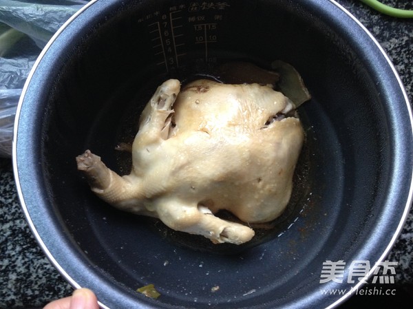 手撕<a href=/shicai/rouqin/SanHuangJi/index.html target=_blank><u>三黄鸡</u></a>(电饭锅版)的做法
