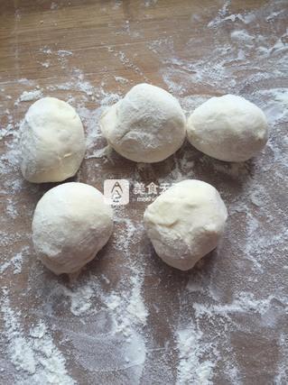 酥脆<a href=/shicai/diaoweipin/CongYou/index.html target=_blank><u>葱油</u></a>饼