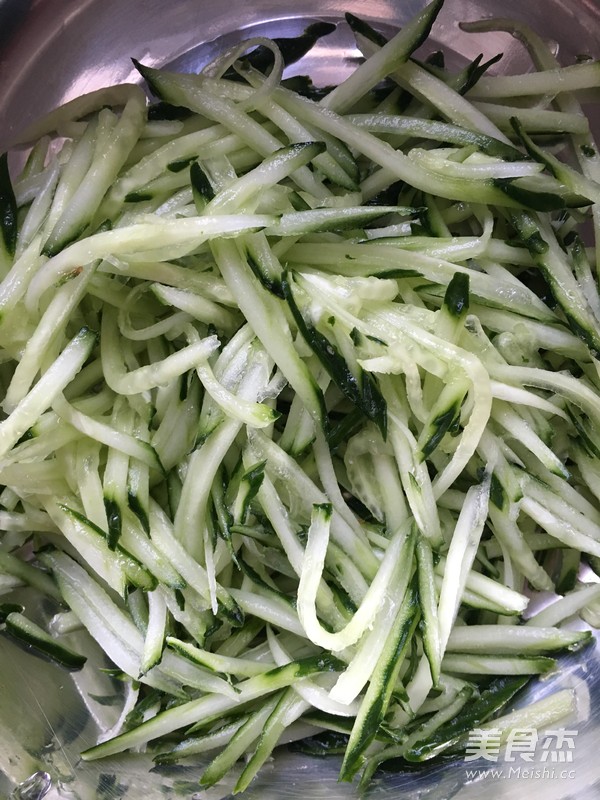 凉拌<a href=/shicai/shucai/MuEr/index.html target=_blank><u>木耳</u></a><a href=/shicai/mimian/FenPi/index.html target=_blank><u>粉皮</u></a>的做法