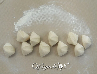 白<a href=/shicai/shucai/LuoBo/index.html target=_blank><u>萝卜</u></a>包子