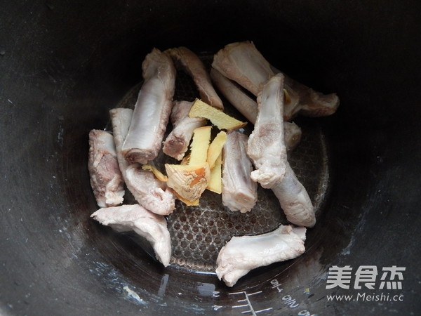 白<a href=/shicai/shucai/LuoBo/index.html target=_blank><u>萝卜</u></a><a href=/shicai/rouqin/LeiPai/index.html target=_blank><u>肋排</u></a>汤的做法