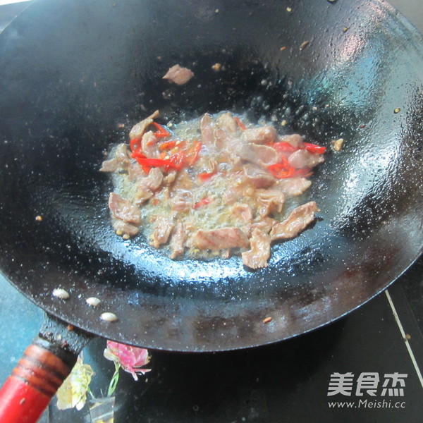 白<a href=/shicai/shucai/LuoBo/index.html target=_blank><u>萝卜</u></a>丝炒肉的做法