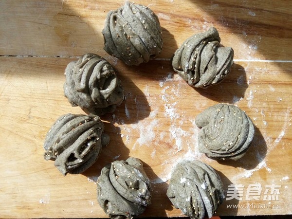 杂粮<a href=/shicai/guopin/ZhiMa/index.html target=_blank><u>芝麻</u></a>花卷的做法