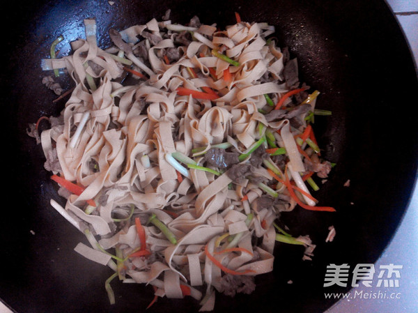 干<a href=/shicai/mimian/DouFu/index.html target=_blank><u>豆腐</u></a>炒肉的做法