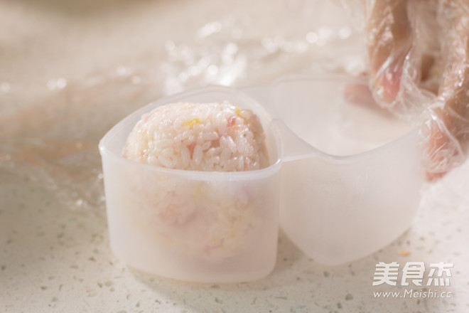 花<a href=/shicai/mimian/MiFan/index.html target=_blank><u>米饭</u></a>团（电饭锅菜谱）的做法