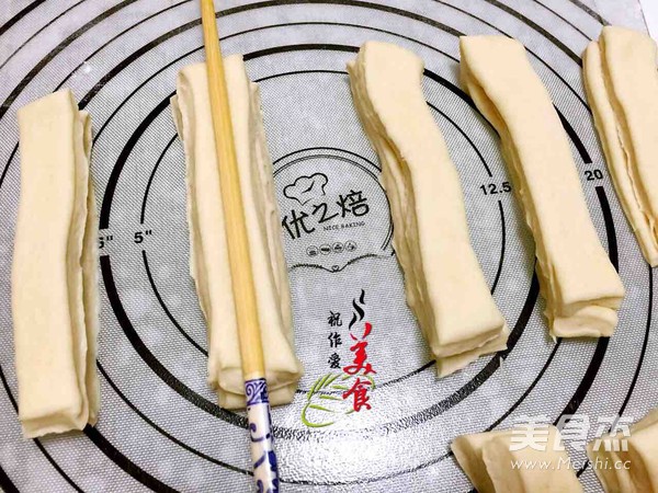 奶锅版<a href=/shicai/mimian/YouTiao/index.html target=_blank><u>油条</u></a>的做法