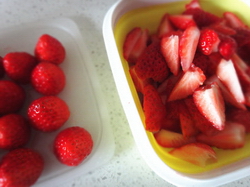 可可<a href=/shicai/guopin/CaoMei/index.html target=_blank><u>草莓</u></a>裸蛋糕步骤18