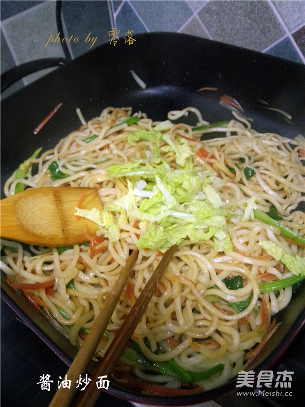 <a href=/shicai/mimian/JiangYou/index.html target=_blank><u>酱油</u></a>炒面的做法
