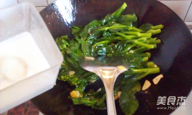 蒜香油<a href=/shicai/shucai/CaiXin/index.html target=_blank><u>菜心</u></a>的做法