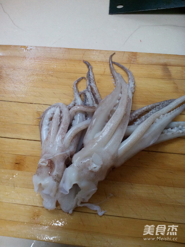 孜然辣炒<a href=/shicai/shuichanpin/YouYu/index.html target=_blank><u>鱿鱼</u></a>须的做法