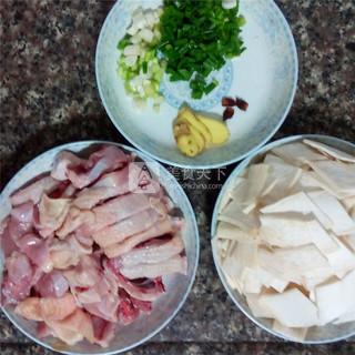 <a href=/shicai/rouqin/ZhengJi/index.html target=_blank><u>鸡肉</u></a>炒<a href=/shicai/shucai/JiTuiGu/index.html target=_blank><u><a href=/shicai/rouqin/JiTui/index.html target=_blank><u>鸡腿</u></a>菇</u></a>