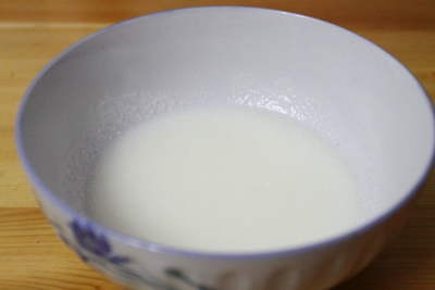 <a href=/shicai/mimian/SuanNai/index.html target=_blank><u>酸奶</u></a><a href=zt/qifengdg target=_blank><u>戚风蛋糕</u></a>步骤1