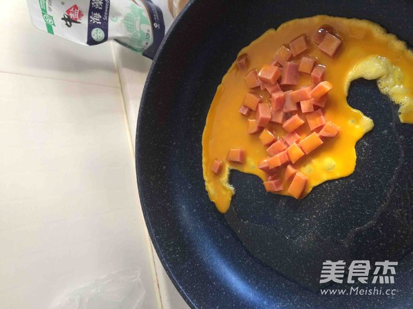 <a href=/shicai/rouqin/JiDan/index.html target=_blank><u>鸡蛋</u></a><a href=/shicai/rouqin/HuoTui/index.html target=_blank><u>火腿</u></a>煎饼的做法