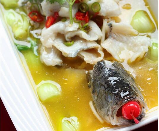 大理美食过桥<a href=/shicai/shuichanpin/LuYu/index.html target=_blank><u>鲈鱼</u></a>怎么做?