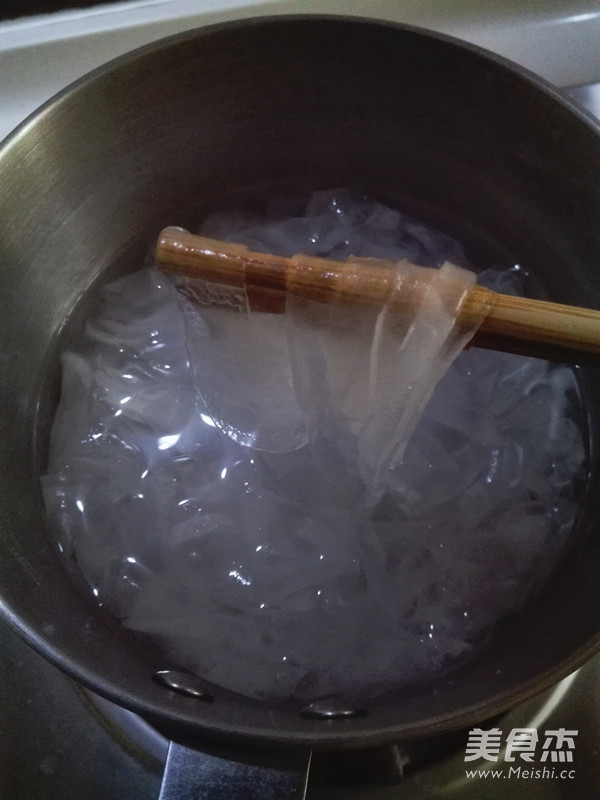 素拌<a href=/shicai/mimian/FenPi/index.html target=_blank><u>粉皮</u></a>的做法