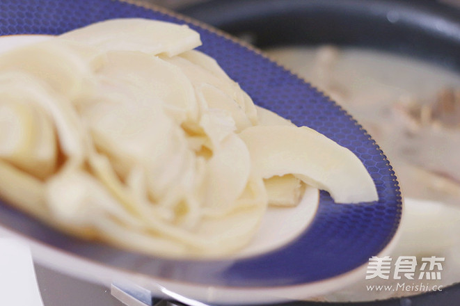 <a href=/shicai/shucai/ChunSun/index.html target=_blank><u>春笋</u></a>腊鸭汤的做法