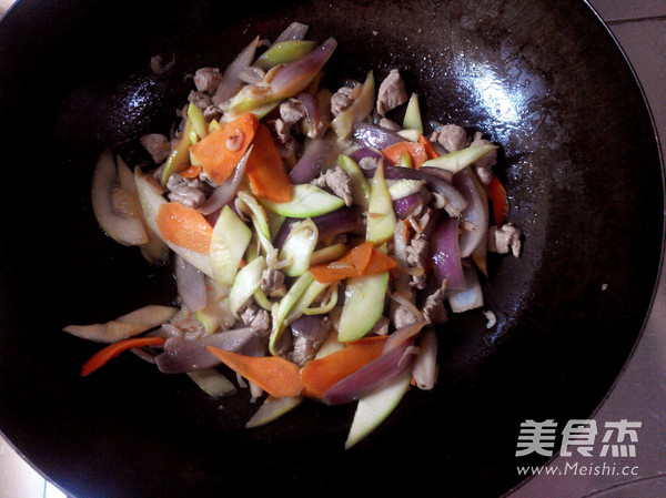 <a href=/shicai/shucai/XiHuLu/index.html target=_blank><u>西葫芦</u></a>炒肉的做法