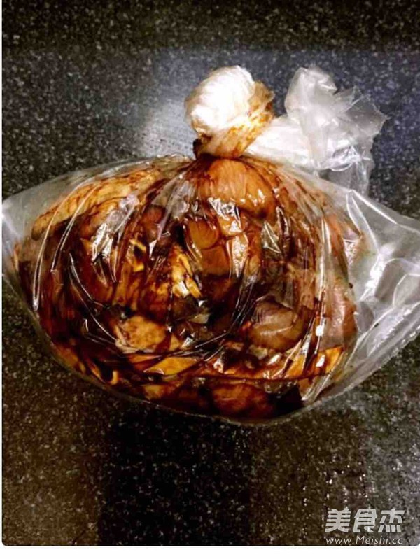 <a href=/shicai/rouqin/JiTui/index.html target=_blank><u>鸡腿</u></a>卷饼的做法