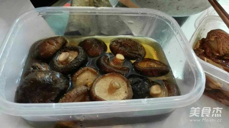 <a href=/shicai/mimian/NuoMi/index.html target=_blank><u>糯米</u></a>鸡的做法