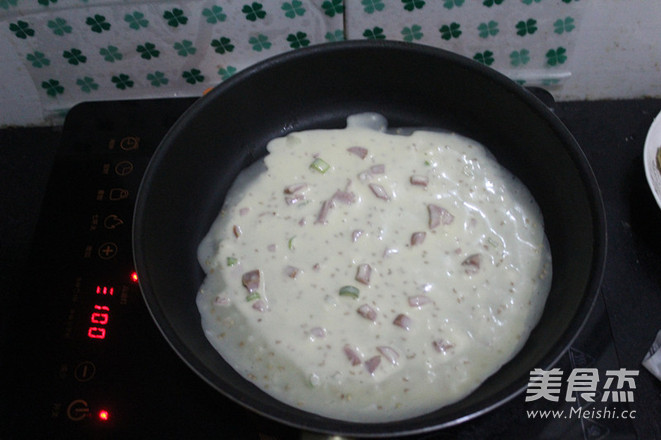 <a href=/shicai/guopin/ZhiMa/index.html target=_blank><u>芝麻</u></a><a href=/shicai/rouqin/HuoTui/index.html target=_blank><u>火腿</u></a>饼的做法