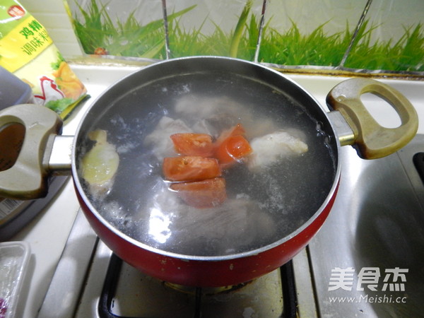 <a href=/shicai/shucai/XiHongShi/index.html target=_blank><u>西红柿</u></a><a href=/shicai/shucai/ShanYao/index.html target=_blank><u>山药</u></a>大骨汤的做法