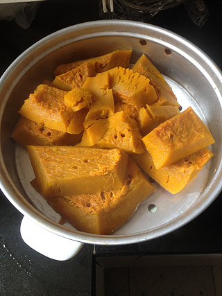 <a href=/shicai/shucai/NanGua/index.html target=_blank><u>南瓜</u></a>馅小餐包