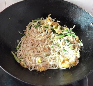 <a href=/shicai/rouqin/JiDan/index.html target=_blank><u>鸡蛋</u></a><a href=/shicai/shucai/ShengCai/index.html target=_blank><u>生菜</u></a>炒<a href=/shicai/mimian/GuaMian/index.html target=_blank><u>挂面</u></a>