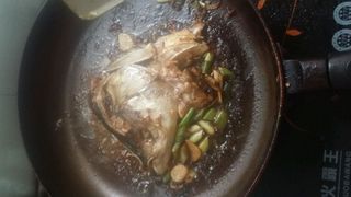 <a href=/shicai/shuichanpin/YuYuTou/index.html target=_blank><u>鱼头</u></a>烧<a href=/shicai/mimian/DouFu/index.html target=_blank><u>豆腐</u></a>