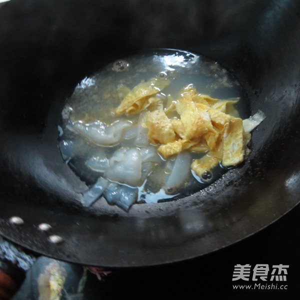 <a href=/shicai/rouqin/JiDan/index.html target=_blank><u>鸡蛋</u></a><a href=/shicai/mimian/FenPi/index.html target=_blank><u>粉皮</u></a>汤的做法