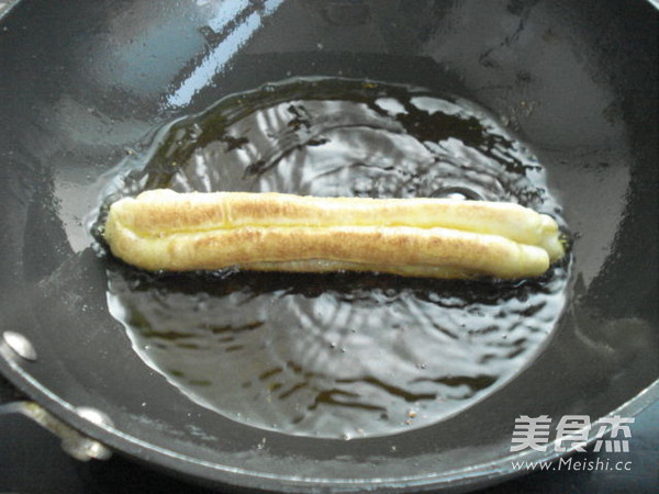 #香雪面粉#炸<a href=/shicai/mimian/YouTiao/index.html target=_blank><u>油条</u></a>的做法