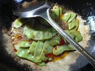 <a href=/shicai/shucai/BianDou/index.html target=_blank><u>扁豆</u></a>炒<a href=/shicai/mimian/FenTiao/index.html target=_blank><u>粉条</u></a>