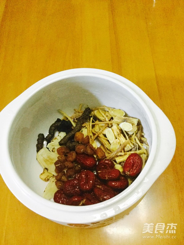 滋补<a href=/shicai/rouqin/WuJi/index.html target=_blank><u>乌鸡</u></a>汤的做法