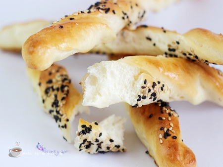 <a href=/shicai/guopin/ZhiMa/index.html target=_blank><u>芝麻</u></a><a href=/shicai/mimian/MianBao/index.html target=_blank><u>面包</u></a>棒怎么做