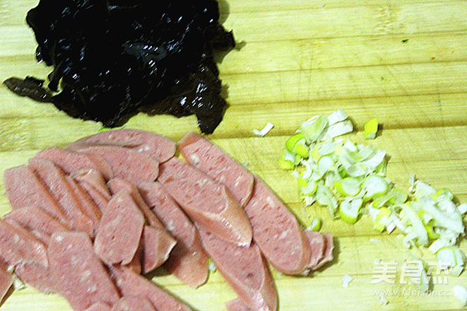 <a href=/shicai/shucai/MuEr/index.html target=_blank><u>木耳</u></a><a href=/shicai/rouqin/XiangChang/index.html target=_blank><u>香肠</u></a>炒<a href=/shicai/rouqin/JiDan/index.html target=_blank><u>鸡蛋</u></a>的做法