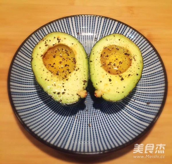 玩转<a href=/shicai/guopin/NuiYouGuo/index.html target=_blank><u><a href=/shicai/guopin/NiuYouGuo/index.html target=_blank><u>牛油果</u></a></u></a>——<a href=/shicai/guopin/NuiYouGuo/index.html target=_blank><u><a href=/shicai/guopin/NiuYouGuo/index.html target=_blank><u>牛油果</u></a></u></a>烤蛋的做法