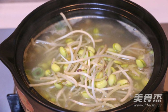 <a href=/shicai/shucai/HuangDouYa/index.html target=_blank><u><a href=/shicai/mimian/HuangDou/index.html target=_blank><u>黄豆</u></a>芽</u></a>明太鱼汤的做法