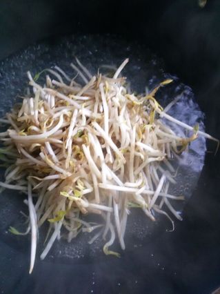 <a href=/shicai/guopin/ZhiMa/index.html target=_blank><u>芝麻</u></a>酱凉拌<a href=/shicai/shucai/HuangGua/index.html target=_blank><u>黄瓜</u></a>豆<a href=/shicai/shucai/YaCai/index.html target=_blank><u>芽菜</u></a>