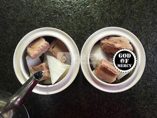 秋季减肥正当时养颜瘦身的白<a href=/shicai/shucai/LuoBo/index.html target=_blank><u>萝卜</u></a><a href=/shicai/rouqin/PaiGu/index.html target=_blank><u>排骨</u></a>汤