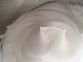 <a href=/shicai/guopin/XingRen/index.html target=_blank><u><a href=/shicai/guopin/Xing/index.html target=_blank><u>杏</u></a>仁</u></a><a href=/shicai/diaoweipin/FengMi/index.html target=_blank><u>蜂蜜</u></a><a href=zt/qifengdg target=_blank><u>戚风蛋糕</u></a>