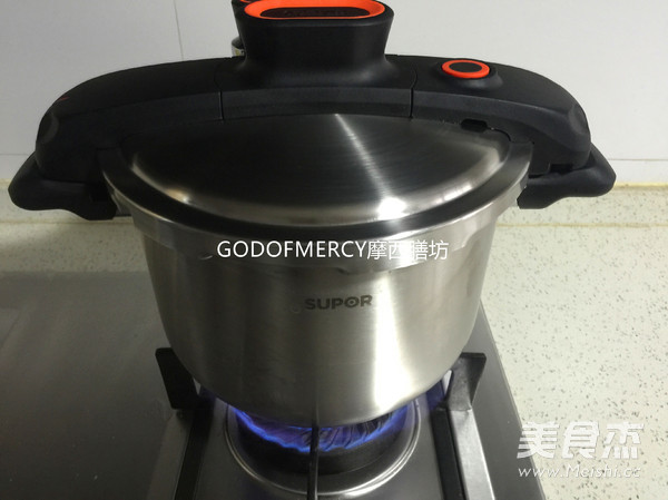 春季滋补养生最佳选择天麻核<a href=/shicai/guopin/Tao/index.html target=_blank><u>桃</u></a><a href=/shicai/guopin/GouQi/index.html target=_blank><u>枸杞</u></a>鸡汤的做法