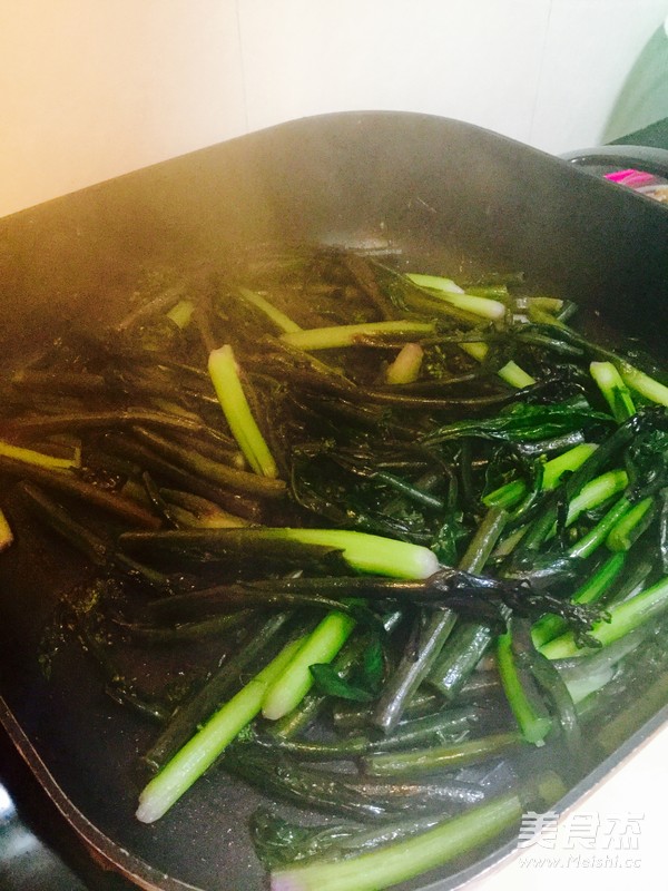 肉片炒<a href=/shicai/shucai/CaiXin/index.html target=_blank><u>菜心</u></a>的做法