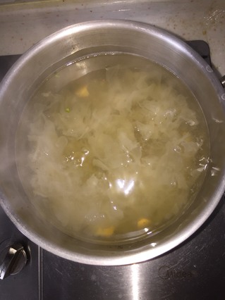 冰糖<a href=/shicai/shucai/YinEr/index.html target=_blank><u>银耳</u></a>羹