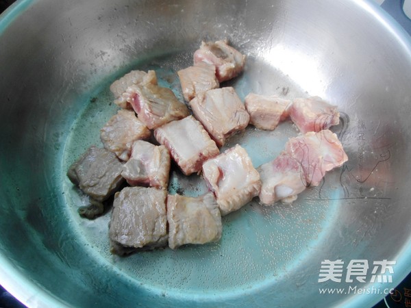 <a href=/shicai/shucai/XiangGu/index.html target=_blank><u>香菇</u></a><a href=/shicai/guopin/LiZi/index.html target=_blank><u>栗子</u></a>烧<a href=/shicai/rouqin/PaiGu/index.html target=_blank><u>排骨</u></a>的做法