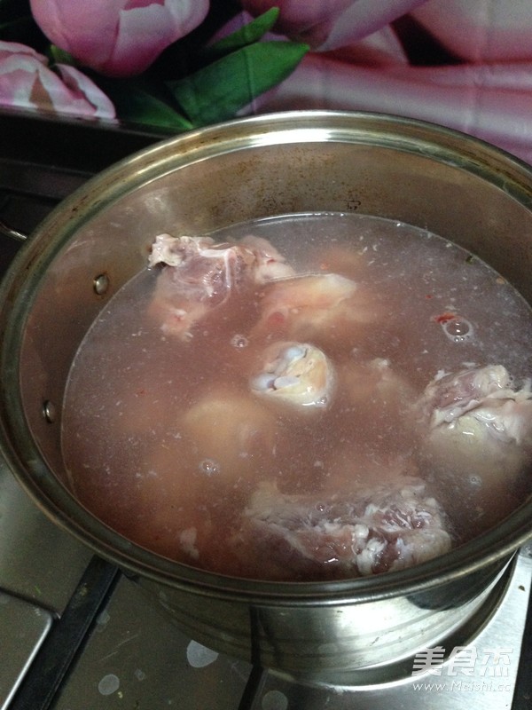 <a href=/shicai/rouqin/JiGu/index.html target=_blank><u>脊骨</u></a><a href=/shicai/shucai/LianOu/index.html target=_blank><u>莲<a href=/shicai/shucai/Ou/index.html target=_blank><u>藕</u></a></u></a>汤的做法