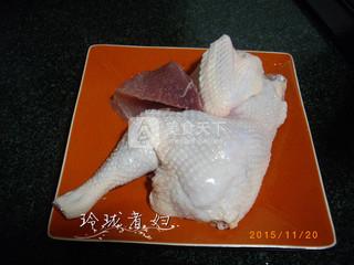 鲜<a href=/shicai/shucai/RenSen/index.html target=_blank><u>人参</u></a>老鸡汤