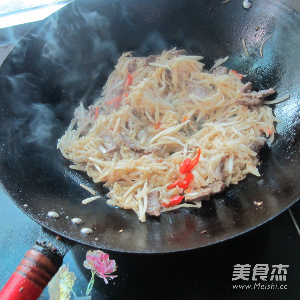 白<a href=/shicai/shucai/LuoBo/index.html target=_blank><u>萝卜</u></a>丝炒肉的做法