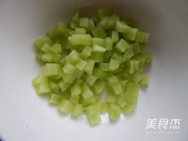 <a href=/shicai/shucai/WoSun/index.html target=_blank><u>莴笋</u></a>凉拌<a href=/shicai/guopin/HuaSheng/index.html target=_blank><u>花生</u></a>米的做法