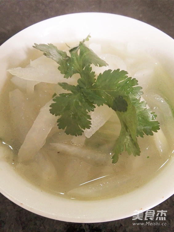 白<a href=/shicai/shucai/LuoBo/index.html target=_blank><u>萝卜</u></a>丝汤的做法